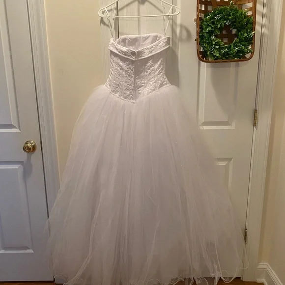 David's Bridal White Strapless Tulle Ball Gown - Picture 7 of 9